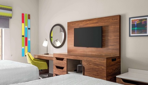 Chambre, 2 grands lits, réfrigérateur