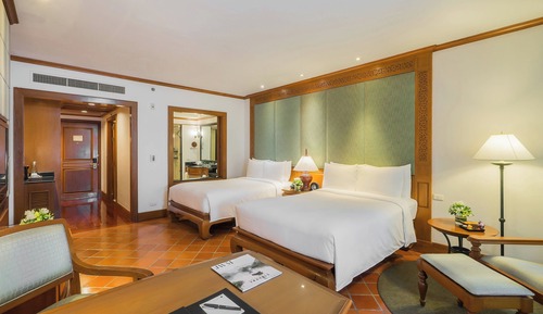 Chambre, 2 lits doubles, balcon, vue jardin