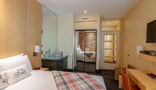 Chambre, 1 grand lit, rez-de-chaussée