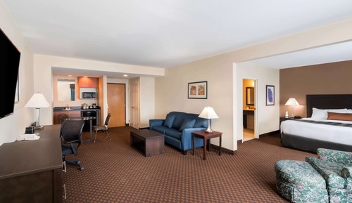 Suite, 1 très grand lit, réfrigérateur