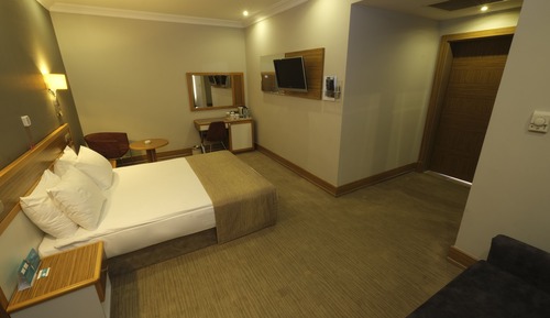 Chambre Standard, 1 très grand lit et 1 canapé-lit, accessible aux personnes à mobilité réduite