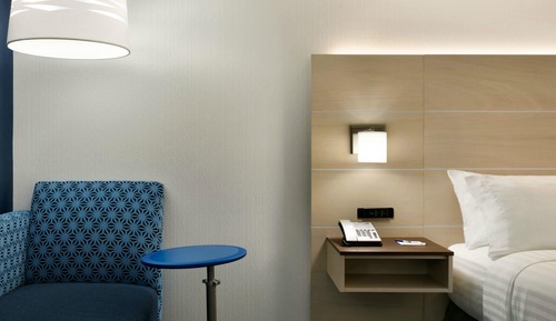 Chambre, 1 très grand lit, accessible aux personnes à mobilité réduite (Comm, Mobility, Roll Shwr)