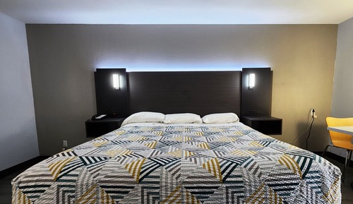 Chambre Deluxe, 1 très grand lit, non-fumeurs, réfrigérateur et four à micro-ondes