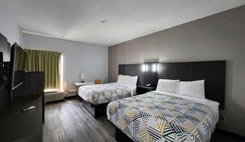 Chambre Deluxe, 2 grands lits, non-fumeurs, réfrigérateur et four à micro-ondes