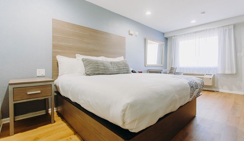 Chambre, 1 très grand lit, non-fumeurs