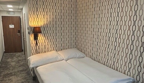 Chambre Double ou avec lits jumeaux, accès piscine (Small)