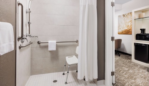 Suite, 1 très grand lit et 1 canapé-lit (Mobility Accessible, Roll-In Shower)