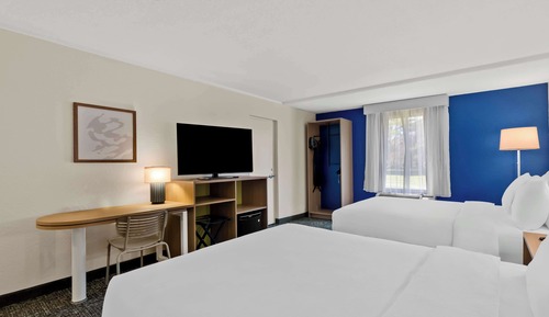 Chambre, 2 grands lits, accessible aux personnes à mobilité réduite, baignoire (Mobility)