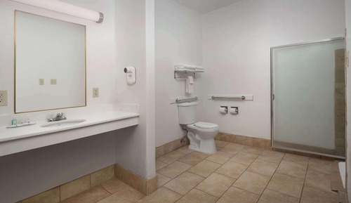 Chambre Standard, 2 grands lits, accessible aux personnes à mobilité réduite (Roll in Shower)