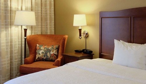 Chambre, 1 très grand lit, accessible aux personnes à mobilité réduite, non-fumeurs