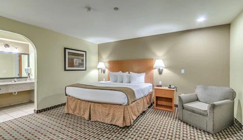 Chambre, 1 très grand lit, accessible aux personnes à mobilité réduite, fumeurs (Tub with Grab Bars)
