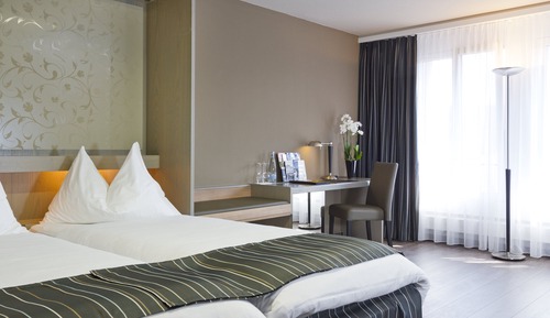 Double room, street side or train side, with air conditioner