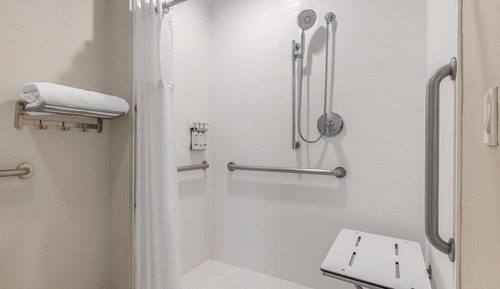 Chambre, 2 grands lits, accessible aux personnes à mobilité réduite (Comm, Mobil, Roll-In Shower)