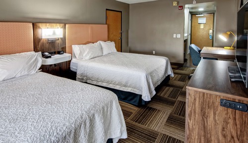 Chambre, 2 grands lits, accessible aux personnes à mobilité réduite, baignoire