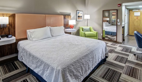Chambre, 1 très grand lit, accessible aux personnes à mobilité réduite (Roll-In Shower)
