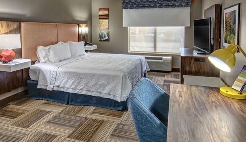Chambre, 1 très grand lit, accessible aux personnes à mobilité réduite, baignoire