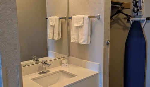 Chambre, 1 très grand lit, accessible aux personnes à mobilité réduite, non-fumeurs