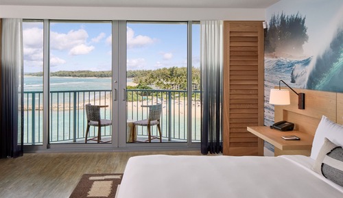 Suite, 1 King Bed, Oceanfront (Mobility/Hearing Access, Roll-in Shwr)