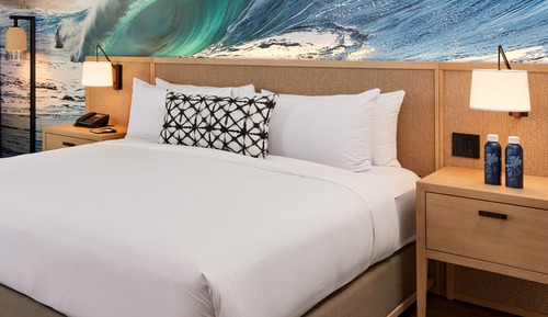 Chambre, 1 très grand lit et 1 canapé-lit, vue partielle sur l'océan