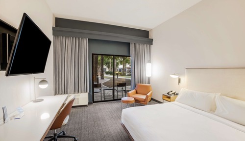Chambre, 1 très grand lit, accessible aux personnes à mobilité réduite (MOBILITY TUB)