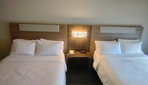 Chambre Standard, 2 grands lits, douche accessible en fauteuil roulant (Communications)