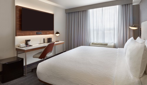 Chambre, 1 très grand lit, vue ville