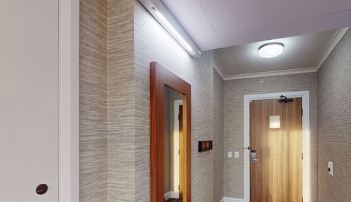Chambre, 1 très grand lit, douche accessible en fauteuil roulant