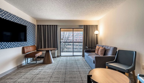 Suite Supérieure, 1 très grand lit et 1 canapé-lit (One Bedroom Balcony)