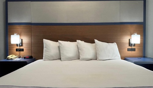 Chambre, 1 très grand lit, non-fumeurs