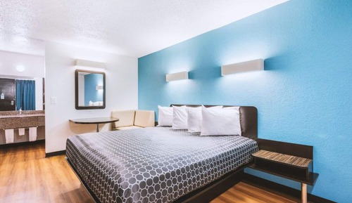 Chambre, 1 très grand lit, non-fumeurs