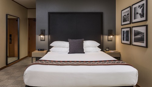 Chambre (Windows on the Gorge)