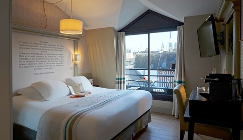 Chambre Supérieure, 1 grand lit, balcon, vue ville (Larger Room)