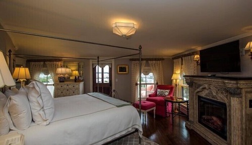 Chambre, 1 très grand lit (Tall Tales, 1 KG Bed Residential)