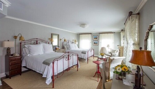 Chambre, 2 grands lits (Lux Tall Tales 2 QN Distant Waterview)