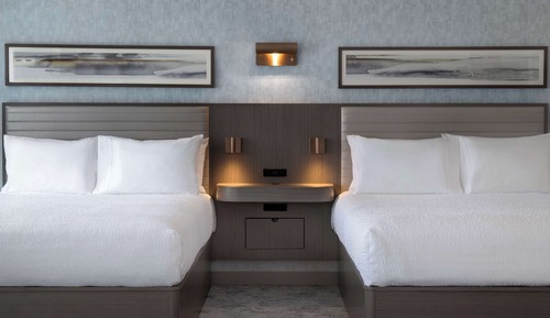 Chambre, 2 grands lits, accessible aux personnes à mobilité réduite, baignoire (Mobility & Hearing)