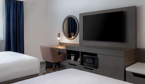 Chambre, 2 grands lits, réfrigérateur et four à micro-ondes