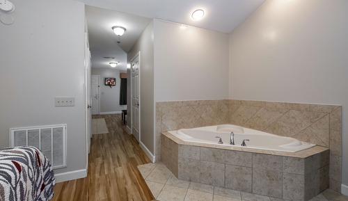 Suite Standard, 1 très grand lit, non-fumeurs, baignoire à jets (Jetted Tub)