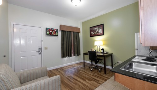 Suite Standard, 1 grand lit, accessible aux personnes à mobilité réduite (Roll-In Shower)