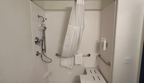 Chambre, 1 très grand lit (Mobility & Hearing, Roll-in Shower)
