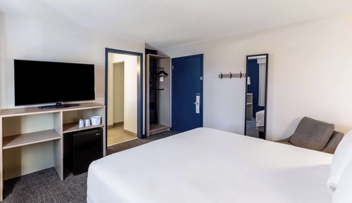 Chambre, 1 très grand lit, accessible aux personnes à mobilité réduite (Hearing)