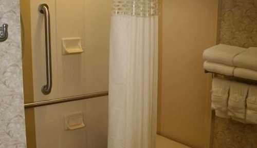 Chambre, 1 très grand lit, accessible aux personnes à mobilité réduite (Roll In Shower)