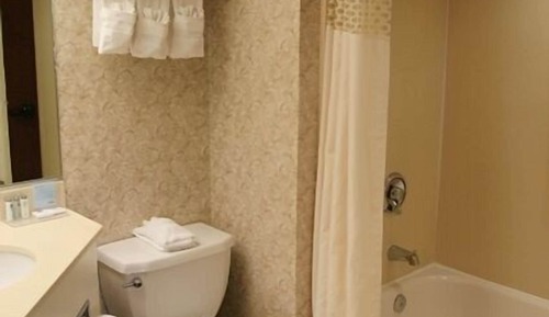 Chambre, 2 grands lits, réfrigérateur et four à micro-ondes