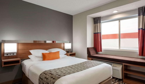 Suite, 1 grand lit, accessible aux personnes à mobilité réduite (Mobility, Bathtub w/ Grab Bars)