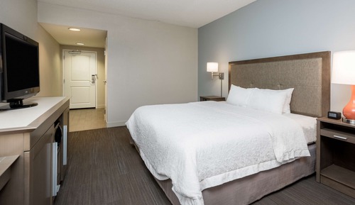 Chambre, 1 très grand lit, accessible aux personnes à mobilité réduite, baignoire