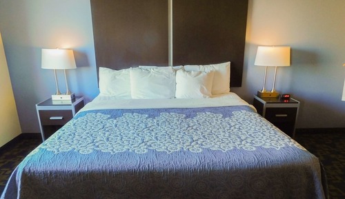 Chambre, 1 très grand lit, accessible aux personnes à mobilité réduite, non-fumeurs