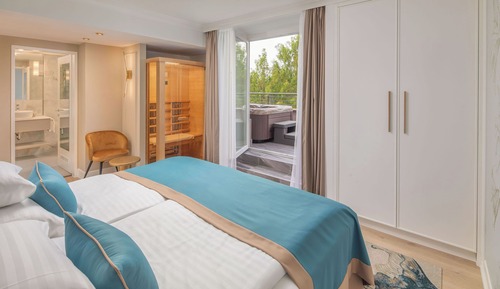 Chambre Double Panoramique, 1 très grand lit, bain à remous, vue jardin