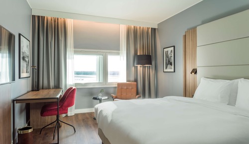 Chambre Supérieure (Runway View)