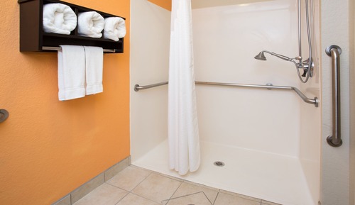 Chambre, 2 grands lits, douche accessible en fauteuil roulant (Communications)