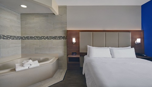 Chambre Standard, 1 très grand lit, baignoire à jets