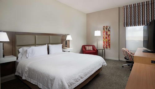 Chambre, 1 très grand lit, accessible aux personnes à mobilité réduite, baignoire